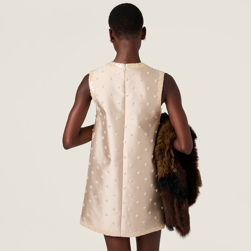 刺绣丝绸和羊毛迷你裙