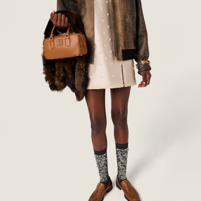 刺绣丝绸和羊毛迷你裙