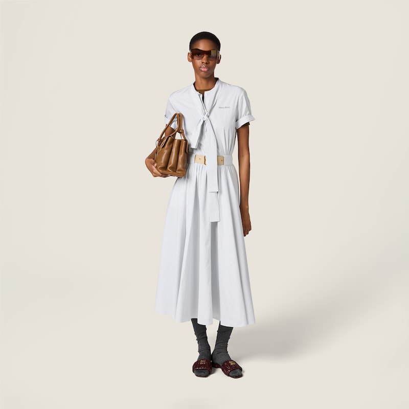 فستان ميدي بوبلين بزخرفة خطوط دقيقة