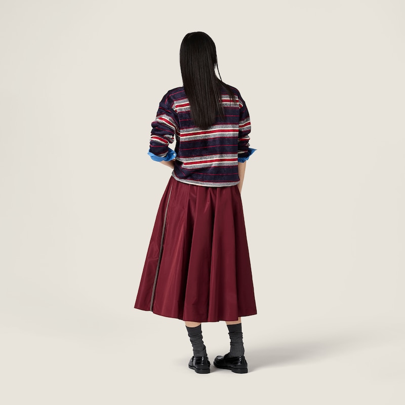 تنورة من قماش تقني