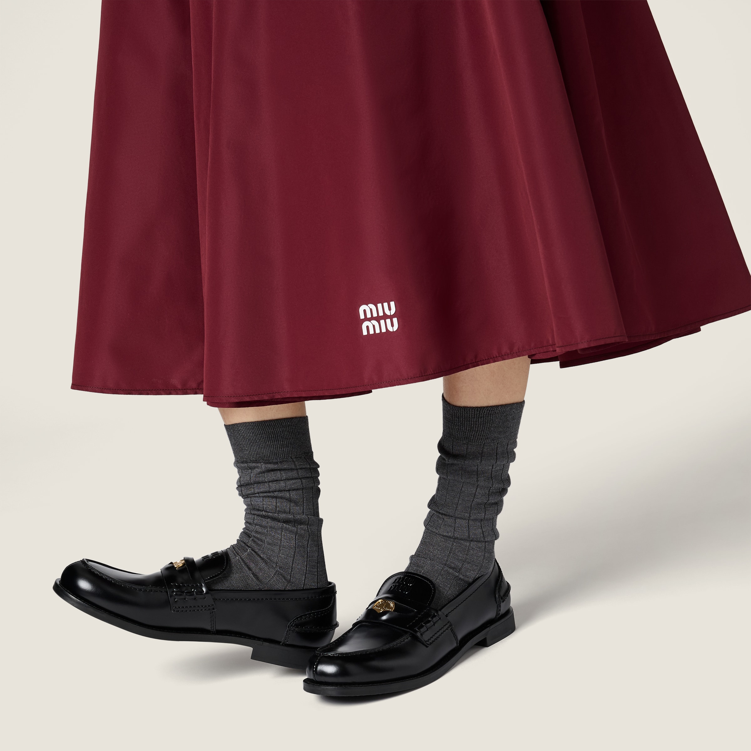 【未使用タグ付き】MIU MIU 膝丈スカート レッド PVC 36 S ワインレッド テクニカルファブリック スカート | Miu Miu