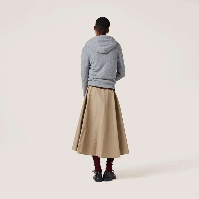 تنورة من قماش تقني