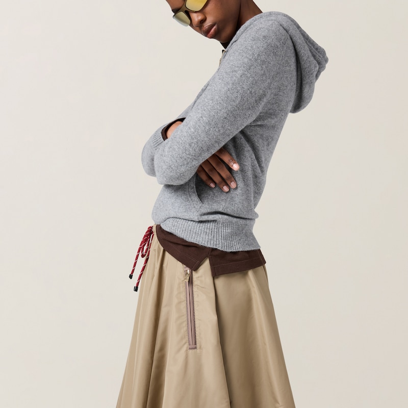 تنورة من قماش تقني