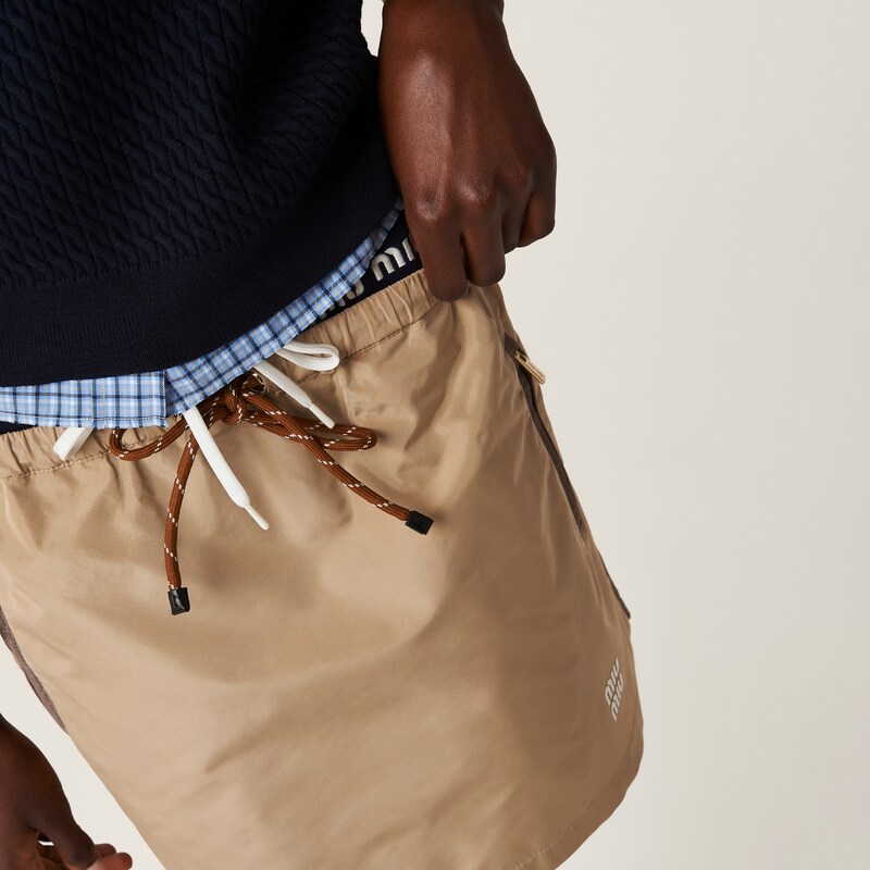 Minirock aus Funktionsgewebe