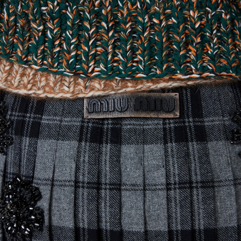 تنورة بنقشة مربعات مطرزة