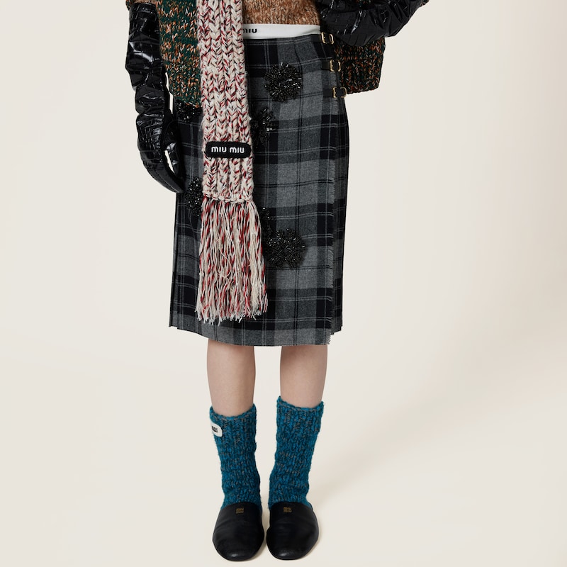 تنورة بنقشة مربعات مطرزة