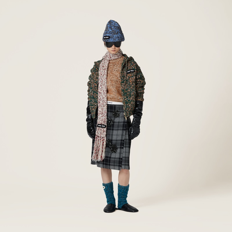 تنورة بنقشة مربعات مطرزة