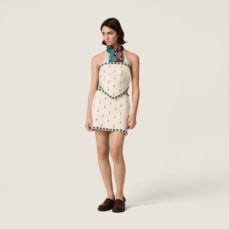 Falda de lona bordada