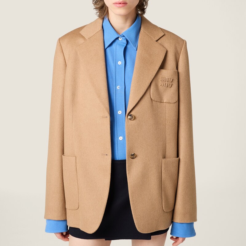 جاكيت من وبر الجمل بصف أزرار واحد