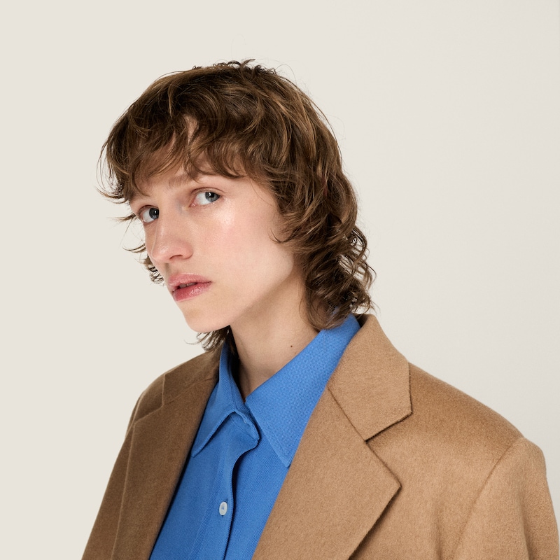 جاكيت من وبر الجمل بصف أزرار واحد