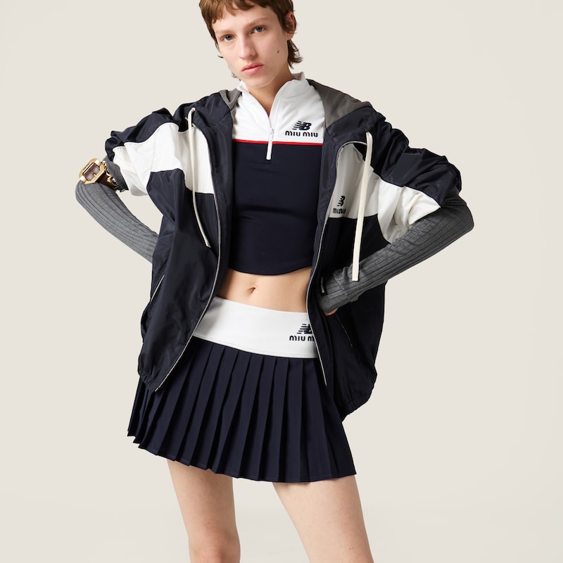 弹力科技平纹针织褶皱迷你半身裙