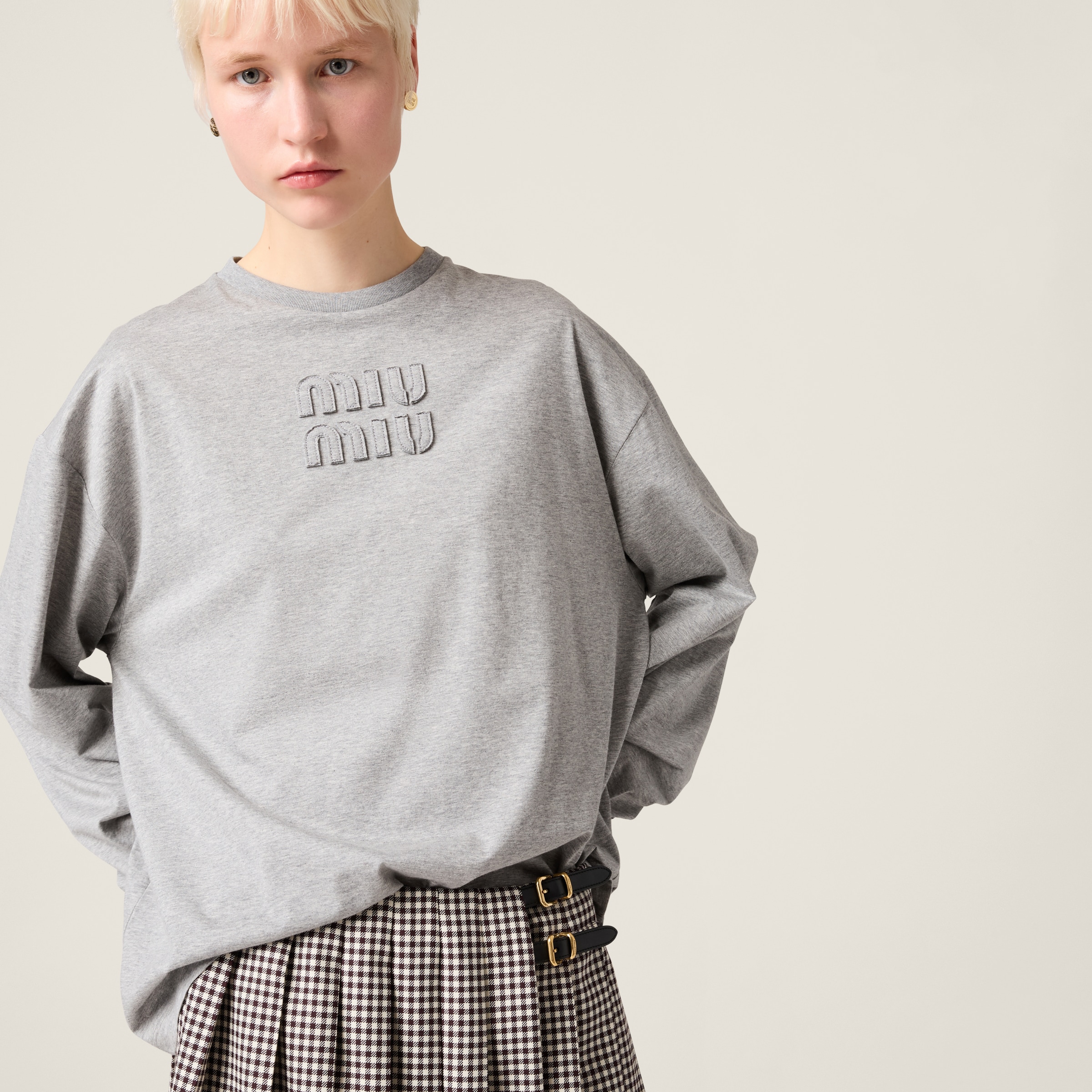 MIU MIU 刺繍ロゴ入り クルーネック コットン Tシャツ グレー 刺繍ロゴ入り コットン Tシャツ | Miu Miu