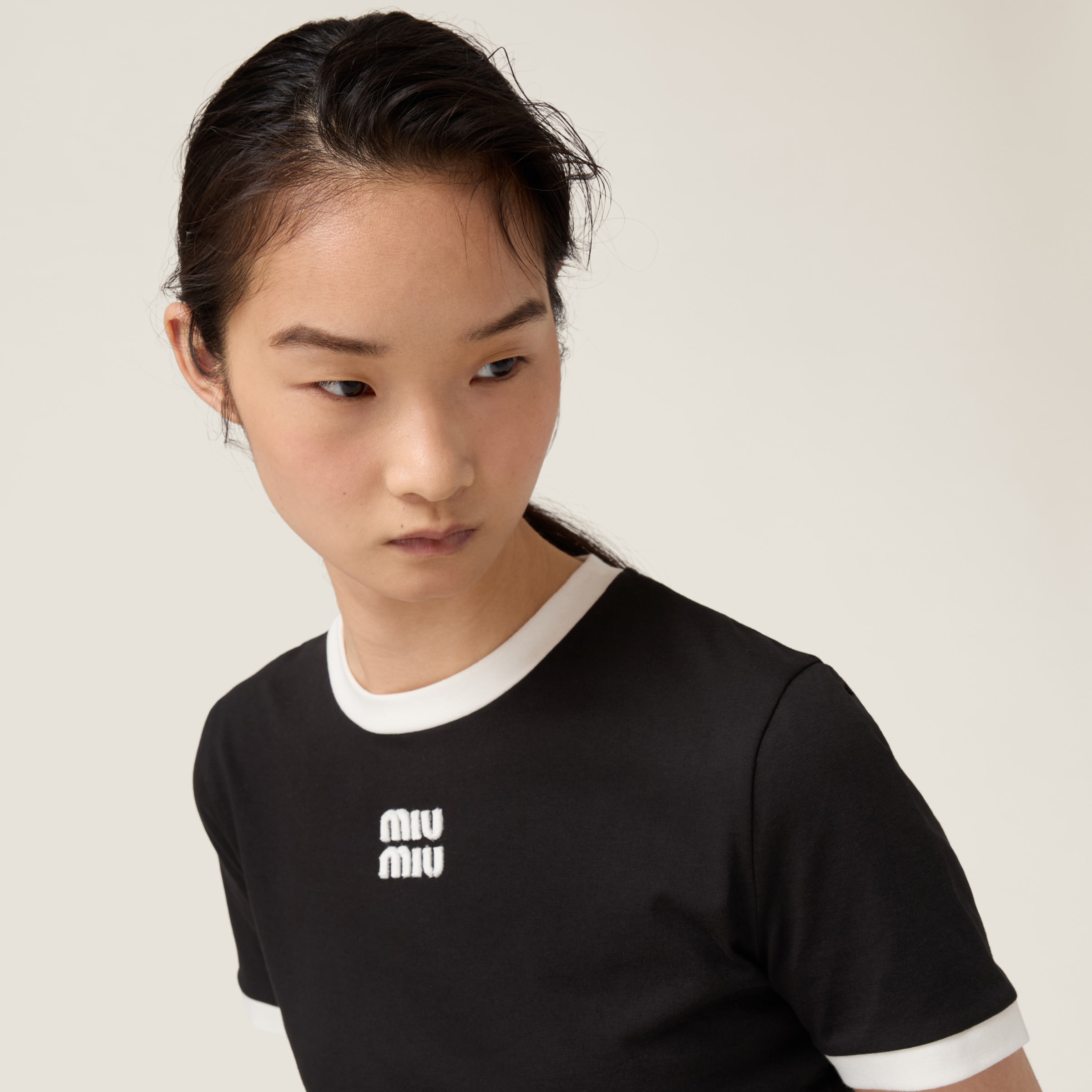ブラック 刺繍ロゴ入り コットンジャージー Tシャツ | Miu Miu