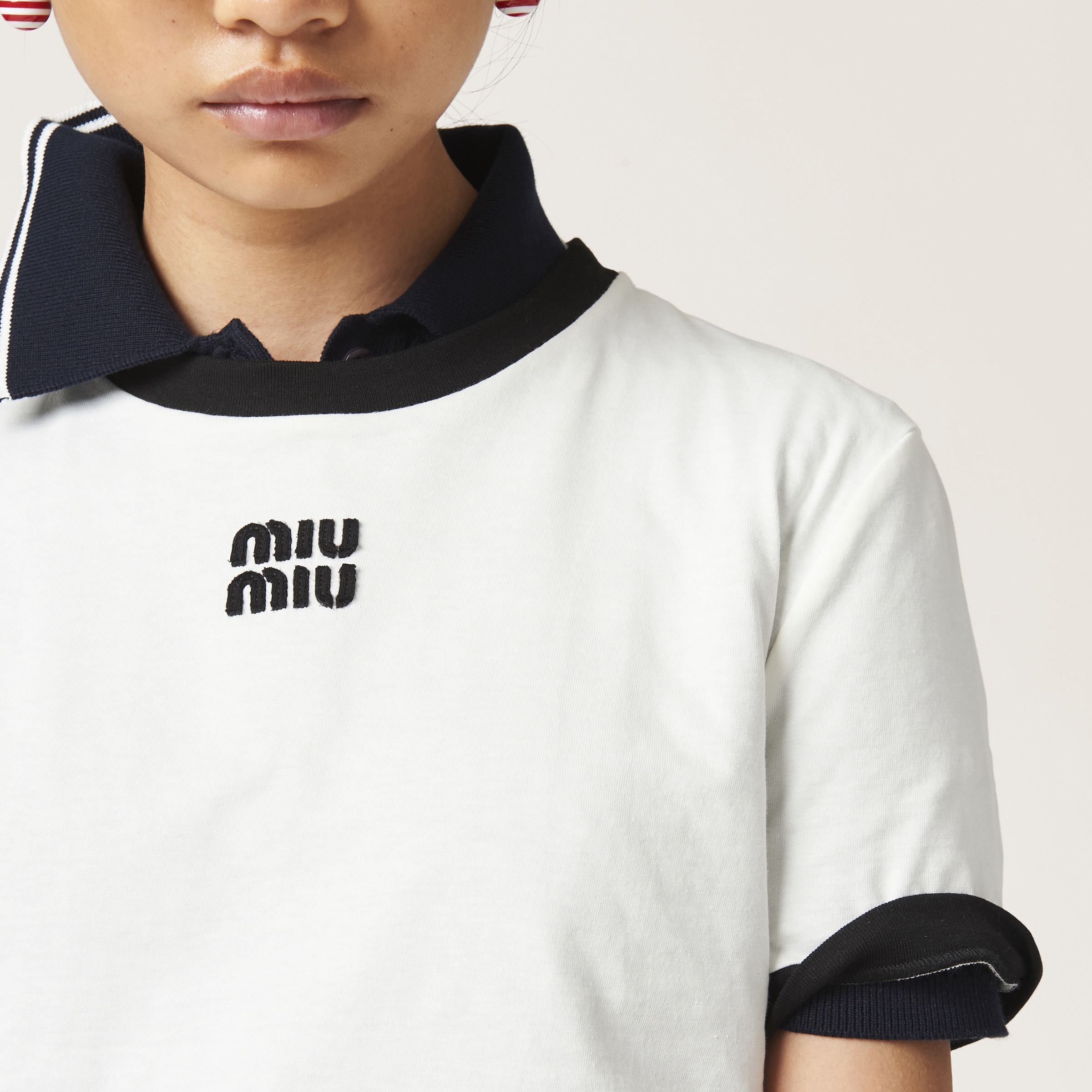 MIUMIU 半袖Ｔシャツ MJN522 ブラック 刺繍ロゴ入り コットンジャージー Tシャツ | Miu Miu