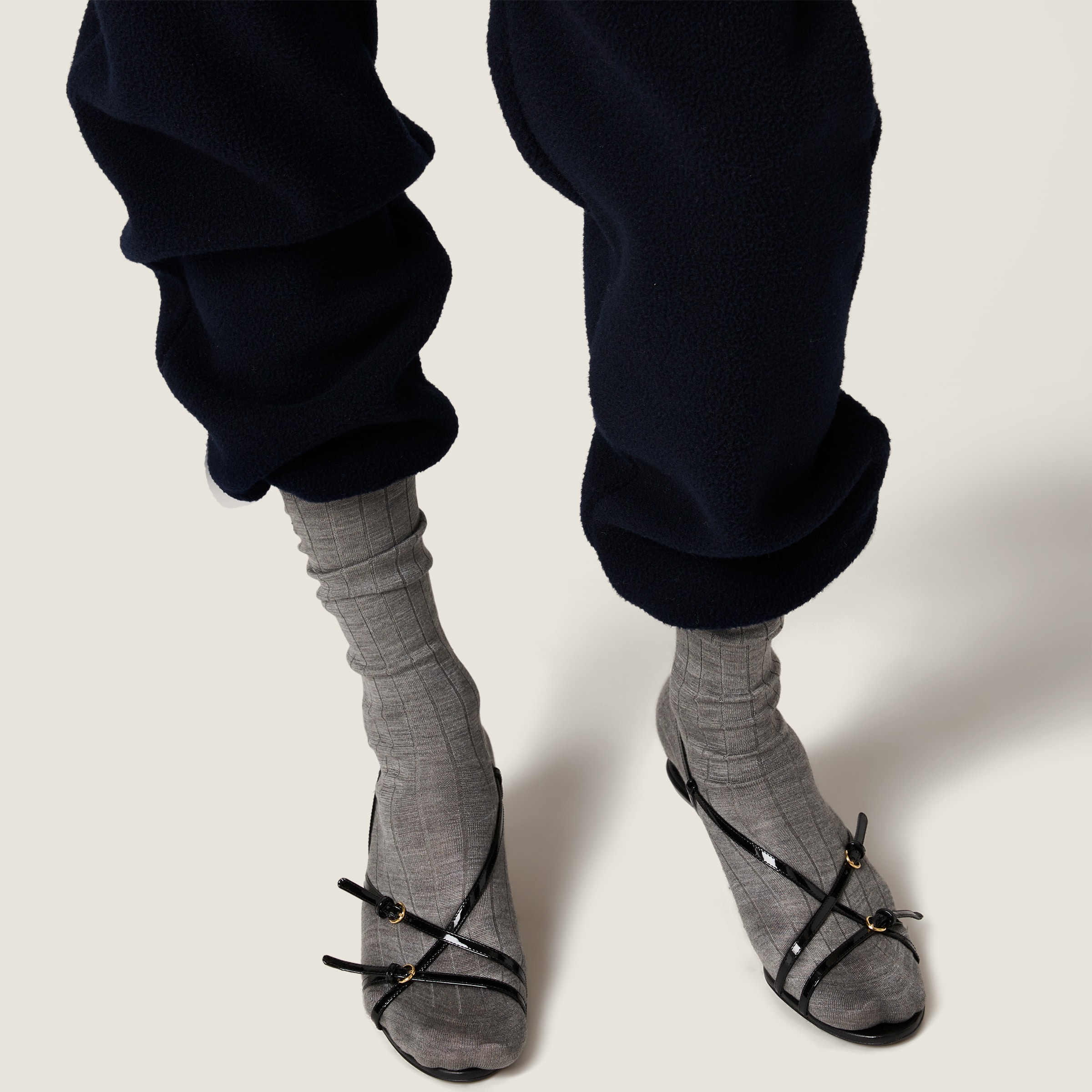 ★Miumiu★レザートリム付 コットンフリース パンツ グレー レザートリム付 コットンフリース パンツ | Miu Miu