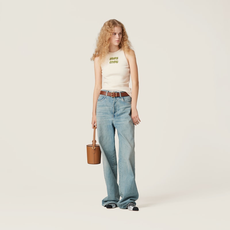 羅紋針織上衣綴以刺繡標誌