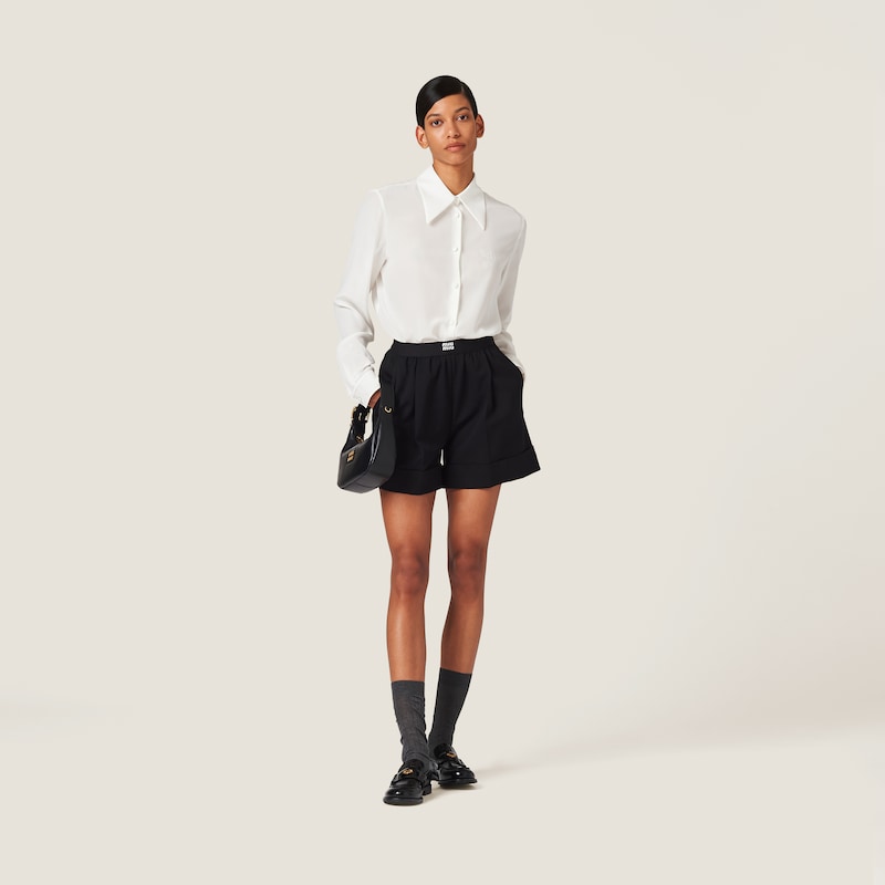 قميص من قماش ال”كريب دوشين”