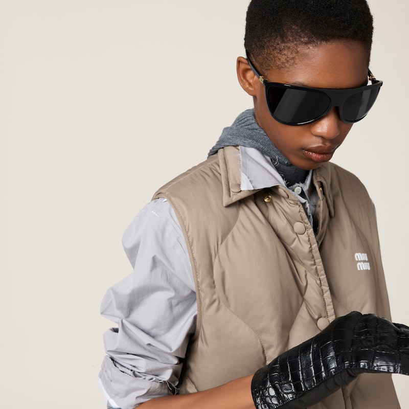 Chaleco de pongé técnico con relleno de plumón