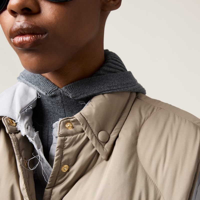 Chaleco de pongé técnico con relleno de plumón