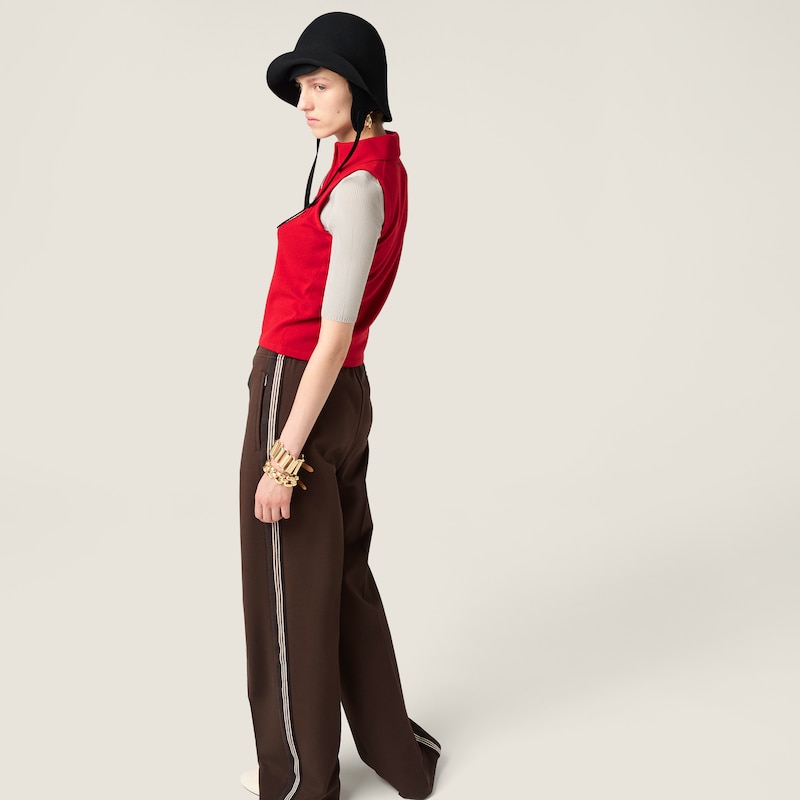 قميص بولو من الكشمير بدون أكمام