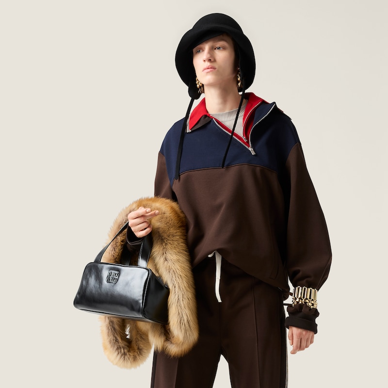 قميص بولو من الكشمير بدون أكمام