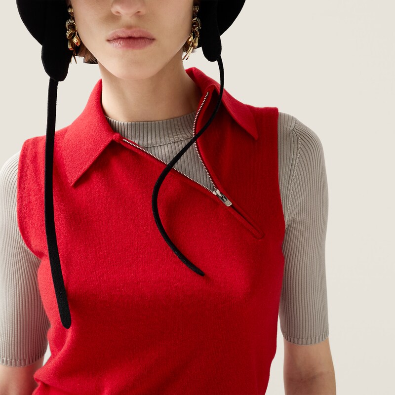 قميص بولو من الكشمير بدون أكمام