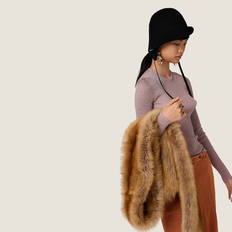 Sweater em lurex com gola V