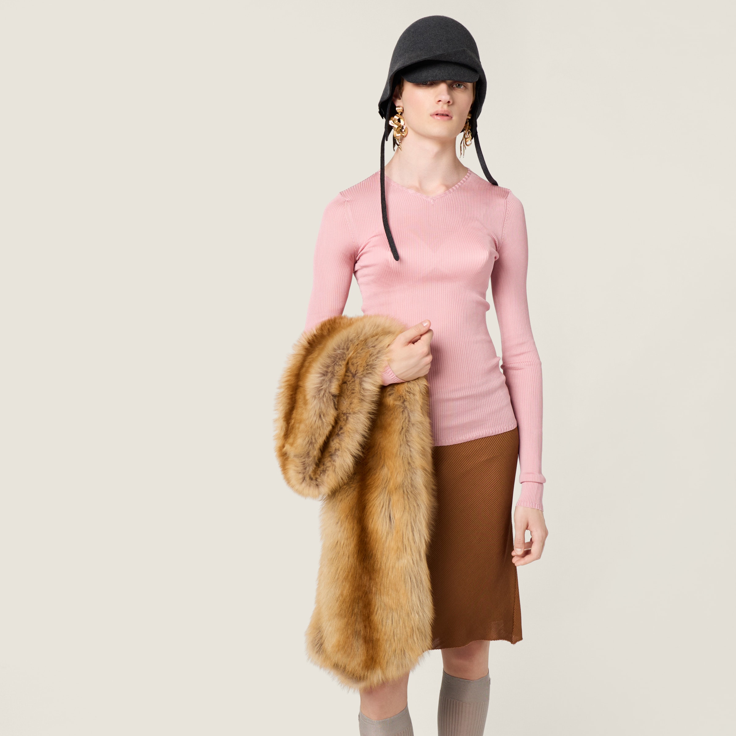 miu miu コーラルピンク Vネック長袖ニット Vネック MiuMiu(ミュウミュウ) トップス(レディース) - ブランド通販の