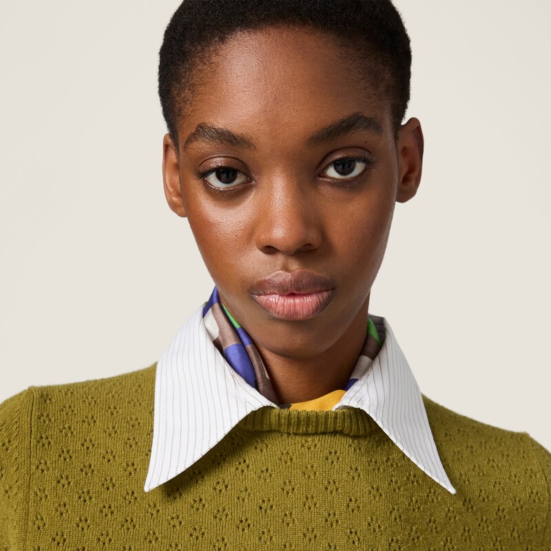 كنزة من الكشمير بفتحة عنق دائرية