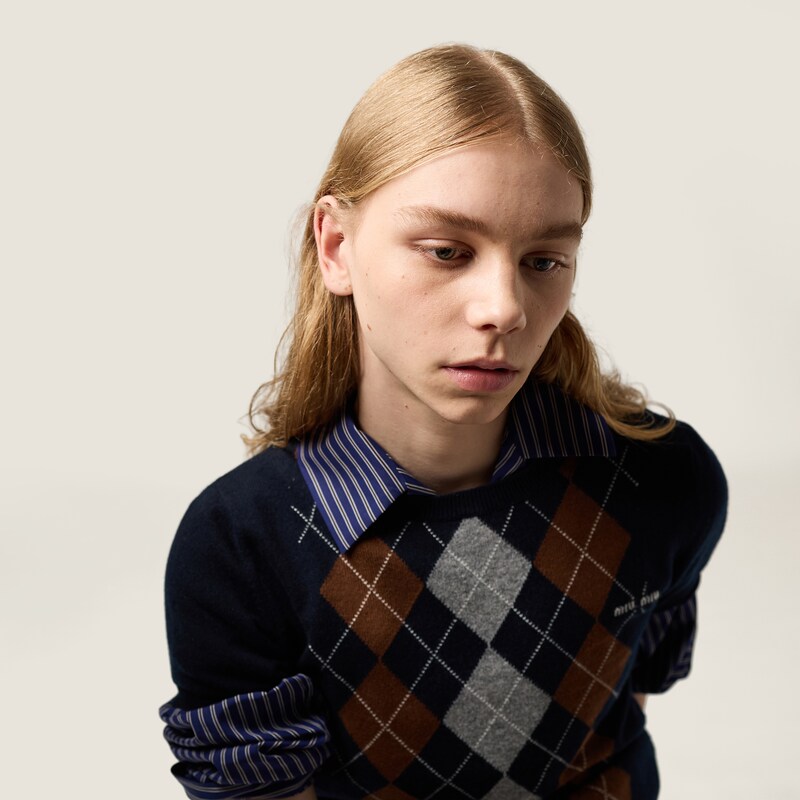 كنزة من الكشمير برقبة دائرية