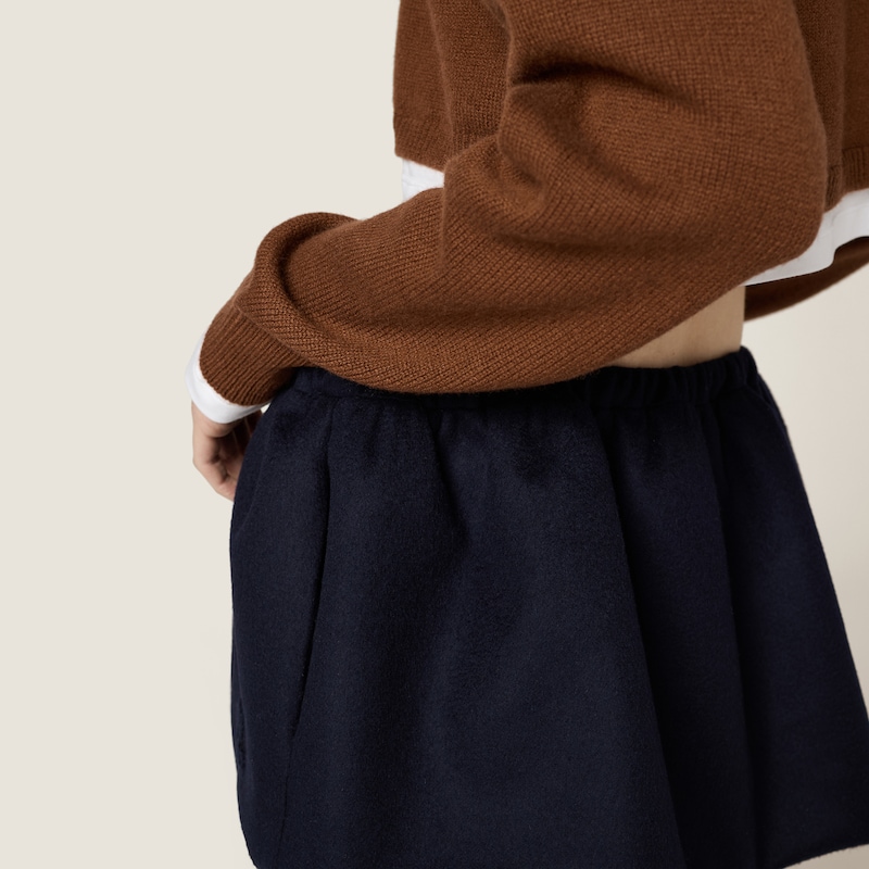 Suéter corto de cachemir con escote en V