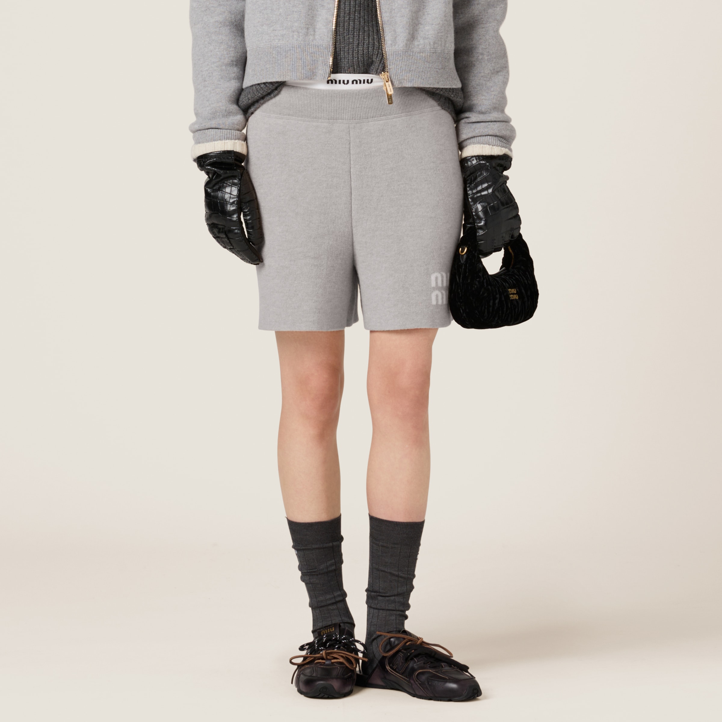 【贅沢な肌触り】miumiu ダブルカシミヤショートパンツ グレー ダブルカシミヤ ショートパンツ | Miu Miu