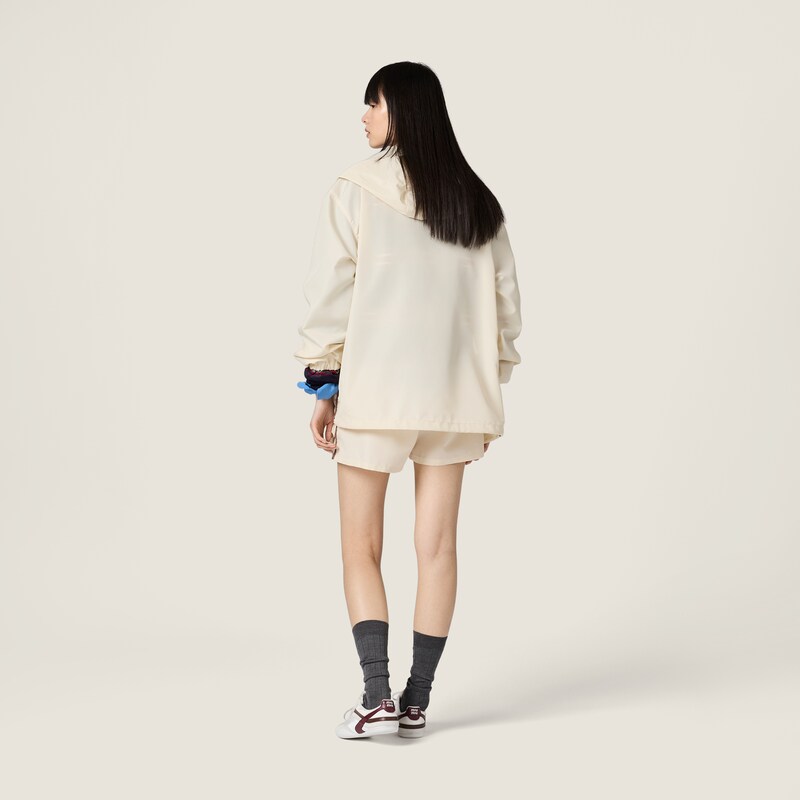 شورت من قماش تقني