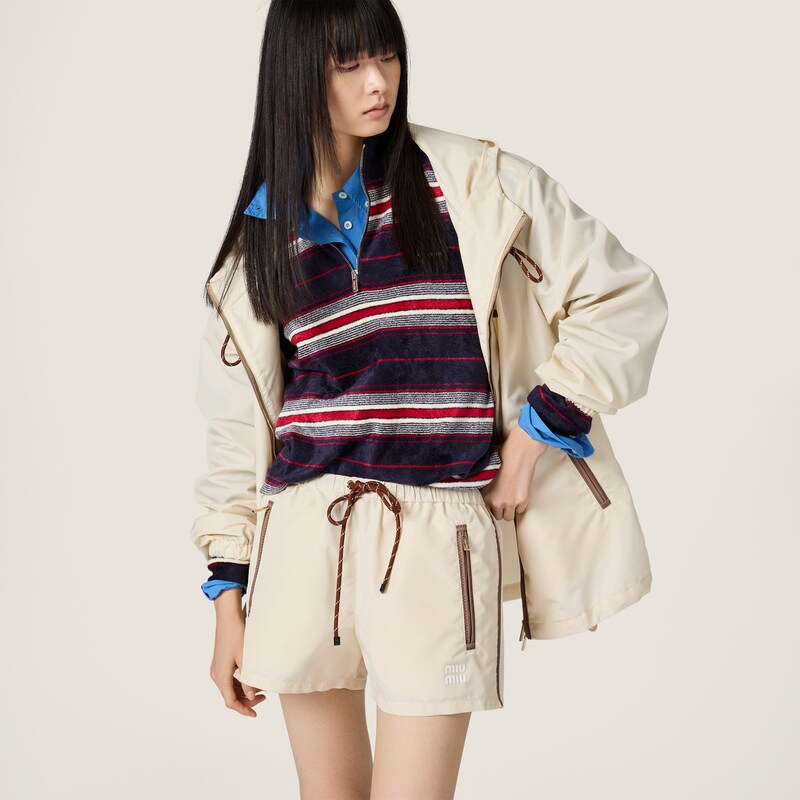 شورت من قماش تقني