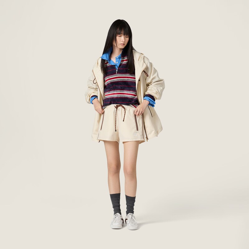 شورت من قماش تقني