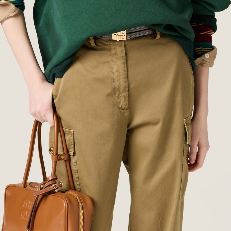 Pantalon en satin de coton teint en pièce