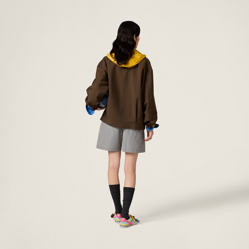 برمودا من قماش تقني بطبعة مربعات