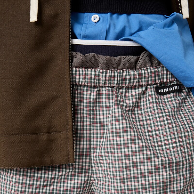 برمودا من قماش تقني بطبعة مربعات