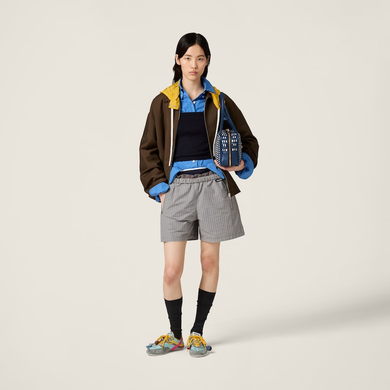 برمودا من قماش تقني بطبعة مربعات