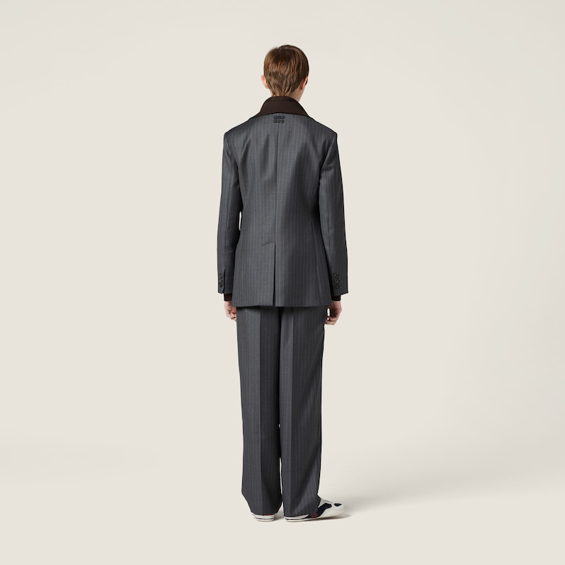 بنطال مُقلم بخطوط رفيعة