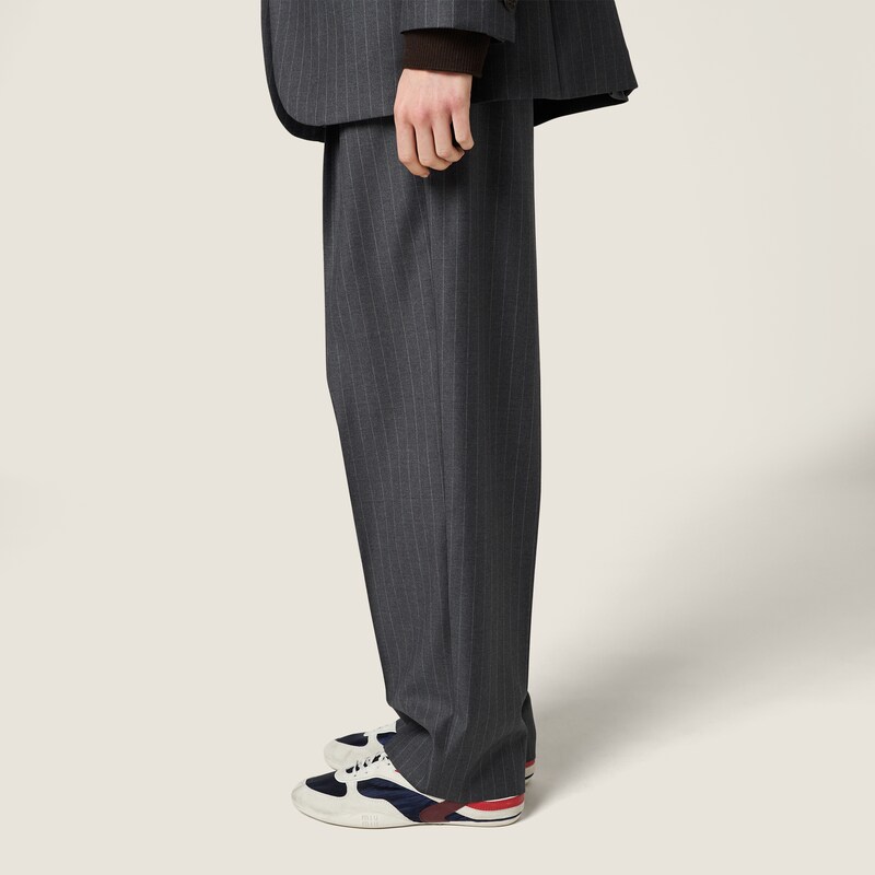 بنطال مُقلم بخطوط رفيعة