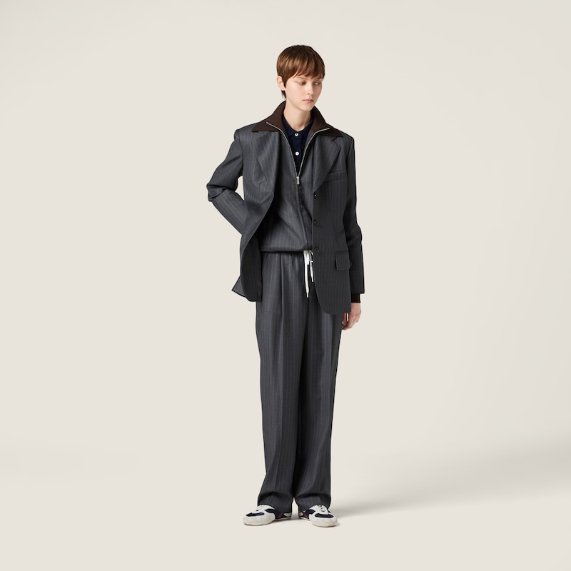 بنطال مُقلم بخطوط رفيعة