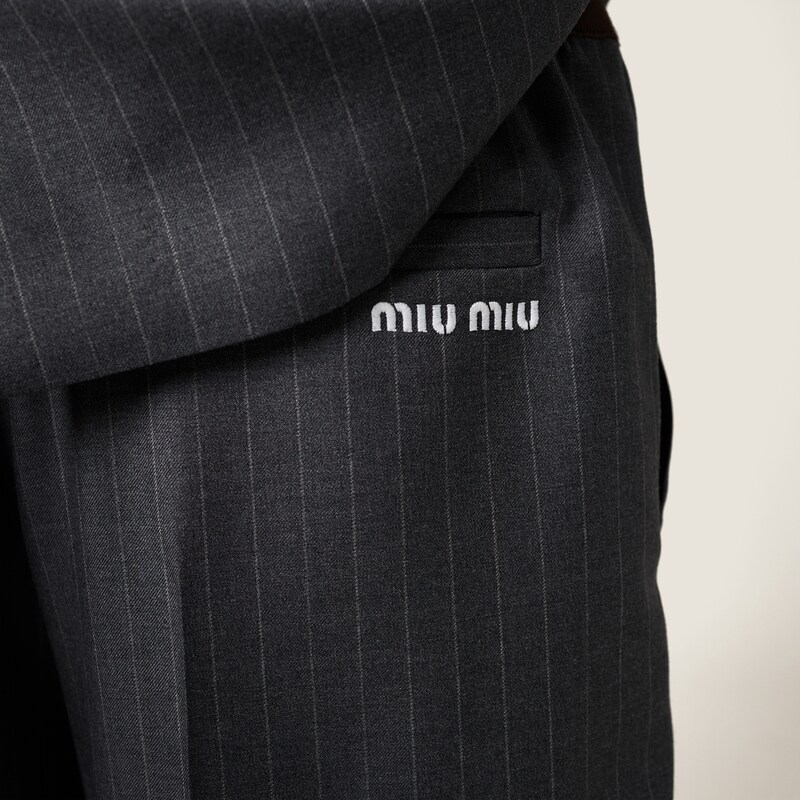 بنطال مُقلم بخطوط رفيعة