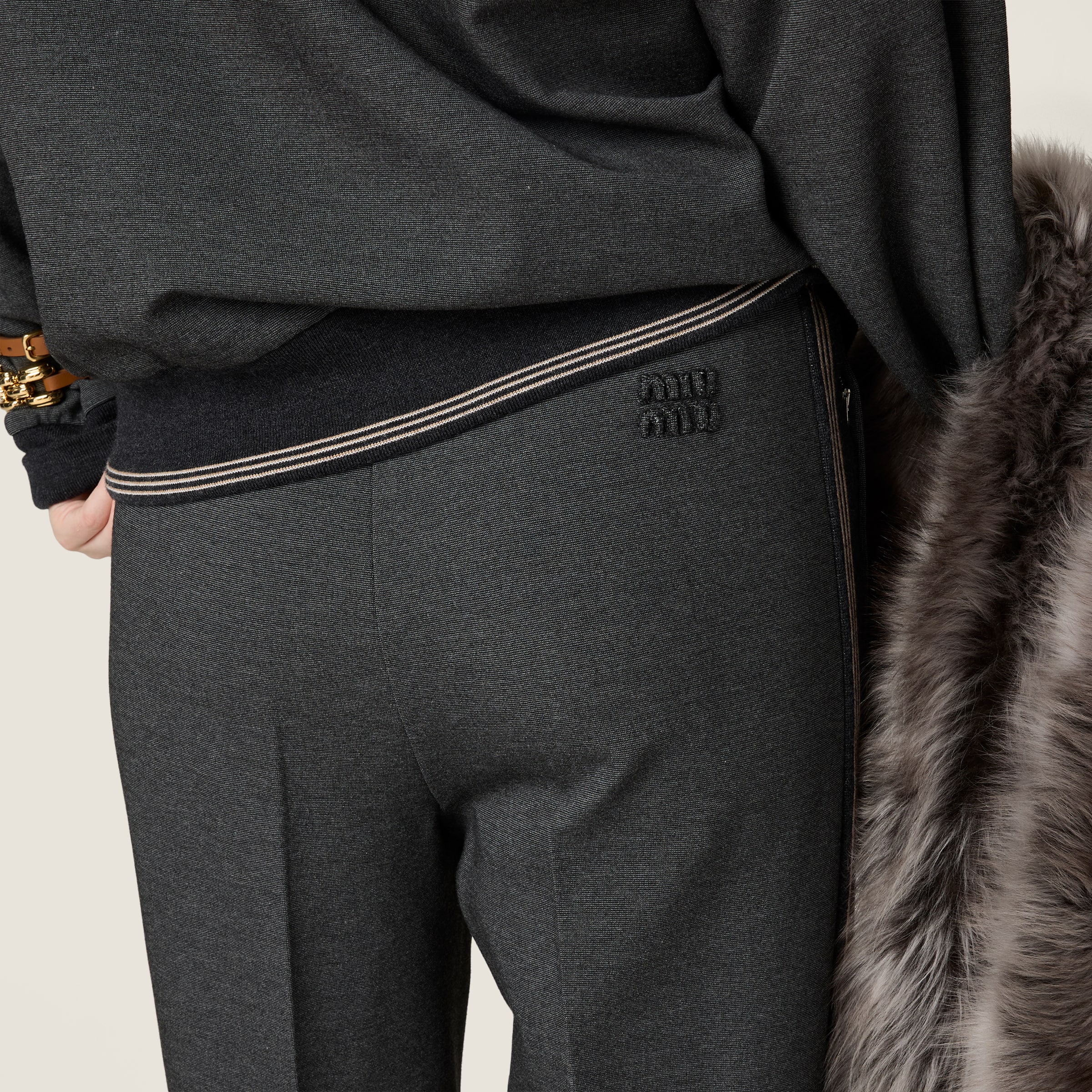 ダークグレー ファブリック ステッチ ニット パンツ | Miu Miu