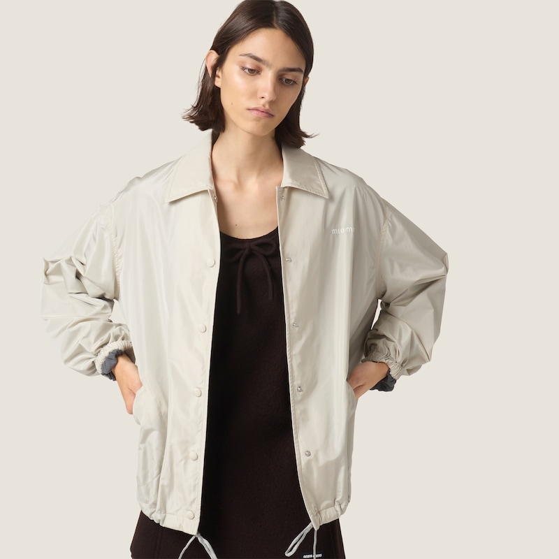 Chaquetón de botonadura simple de seda técnica