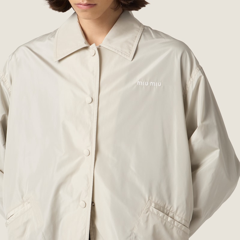 Chaquetón de botonadura simple de seda técnica