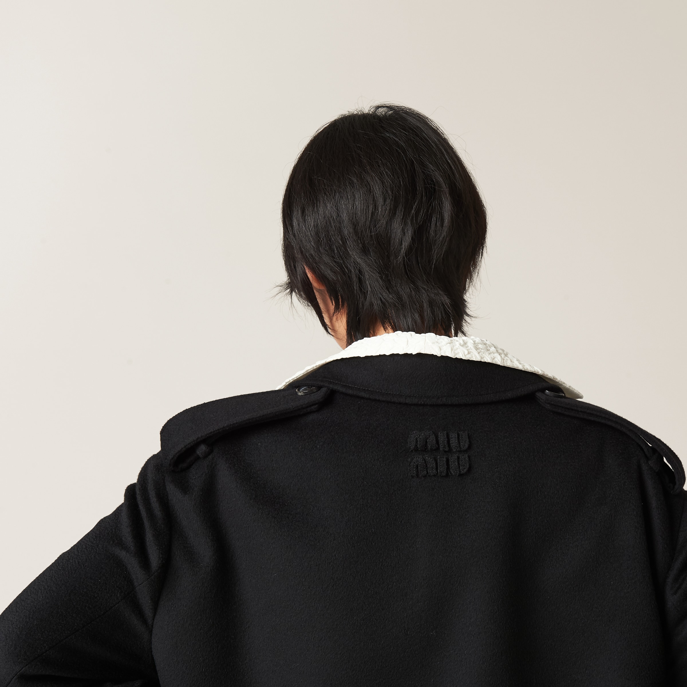 刺繍MIU MIU ロゴ入り ダブルブレスト ベロア コート 刺繍MIU MIU ロゴ入り ダブルブレスト ベロア コート