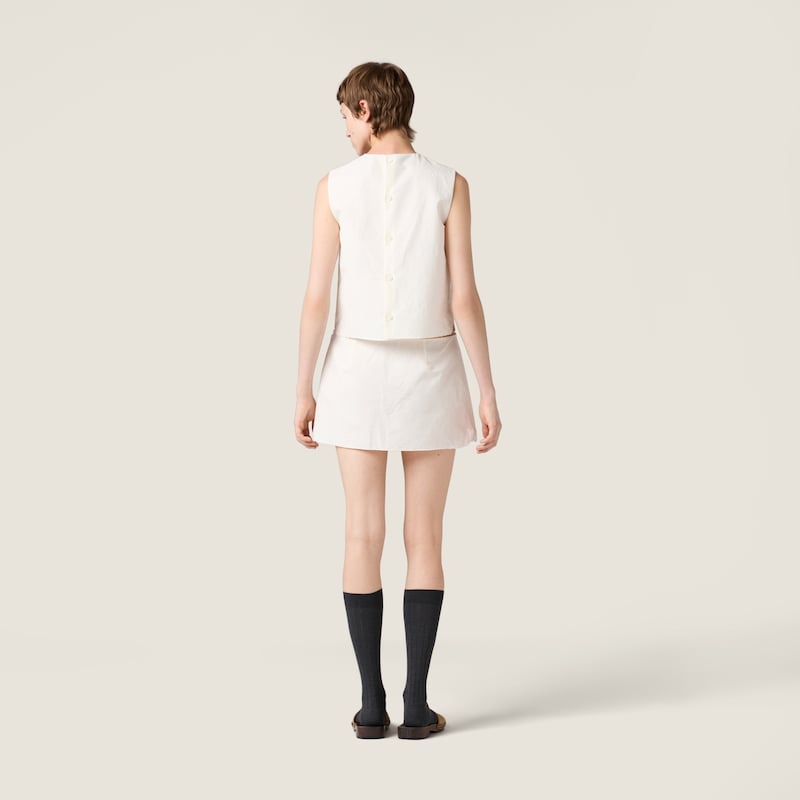 เสื้อตัวบนผ้าแคนวาสปักลาย