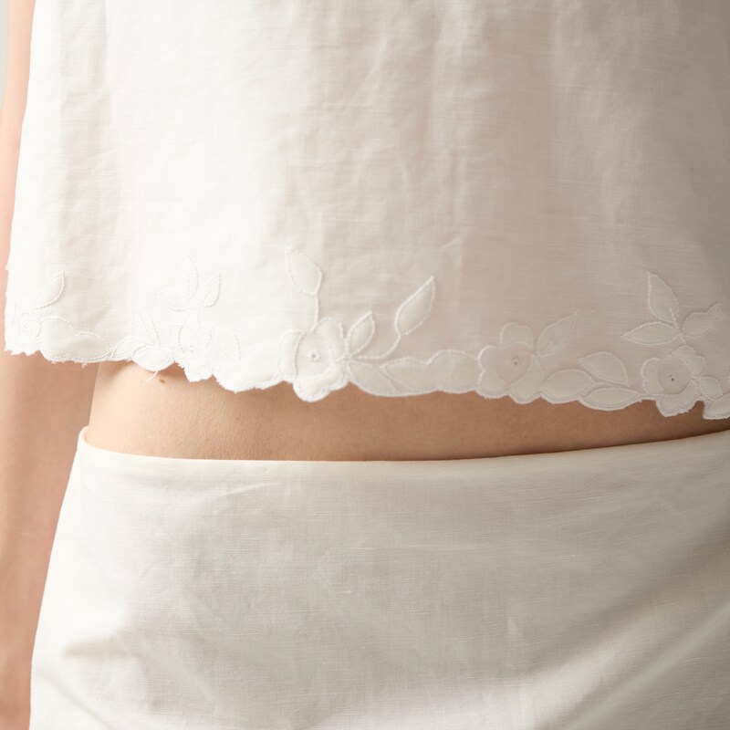 เสื้อตัวบนผ้าแคนวาสปักลาย