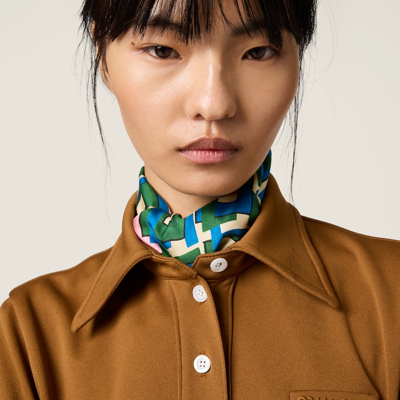 Camisa polo em jersey técnico